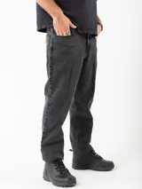 Pantalón de jean negro con corte recto y tiro alto.