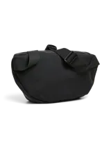 Bandolera negra con correa ajustable y cierre de cremallera. Incluye bolsillo interior.
