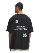 Remera de hombre Under Armour color crema, de corte holgado y manga corta, con logo estampado en el pecho.