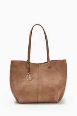 Cartera tote de cuero sintético color marrón topo, con doble asa de hombro, cierre superior y dije metálico con el logo de la marca.