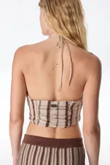 Top halter color beige de tejido de punto con lurex.