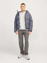 Campera puffer gris con capucha ajustable y bolsillos frontales.