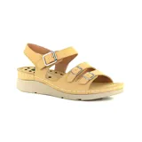 Sandalias bajas color gris claro con tres tiras horizontales con hebillas plateadas y tira trasera con hebilla. Suela beige con diseño ergonómico.