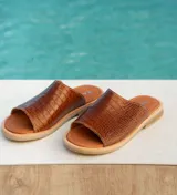 Chatas plateadas de cuero vacuno, con suela de goma y punta redonda. Producto de horma chica, se recomienda pedir un talle más.