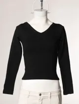 Remera blanca de algodón con escote en V y mangas largas.