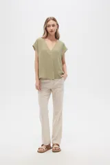 Pantalón de lino color verde oliva con estampado de flores color crema, de corte recto.