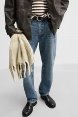 Pantalón de jean gris de corte recto, con cinco bolsillos, efecto lavado y cierre frontal con botones.