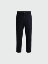 Pantalón de gabardina negro de corte recto.