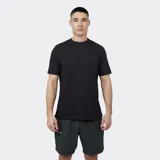 Remera negra de manga corta con cuello redondo y un pequeño logo bordado en el pecho.