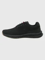 Zapatillas deportivas negras de tejido de punto, con cordones negros con detalles en rojo.