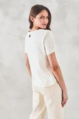 Remera blanca de algodón peinado con corte recto y mangas cortas.