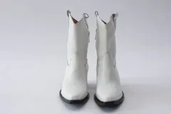 Bota texana de cuero negro con bordados en el lateral y taco bajo.