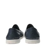 Mocasín color taupe, con elásticos laterales y costuras a la vista.