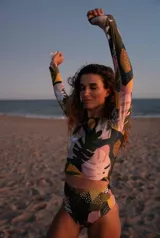 Top de lycra estampada con motivos florales, de manga larga y corte ajustado.
