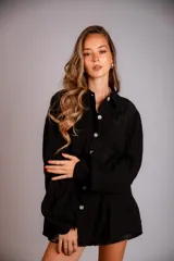 Camisa color beige de muselina con bordado en la parte delantera y manga globo con puño.