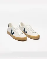 Zapatillas Veja Campo color blanco con logo lateral en azul marino y suela de goma color caramelo.