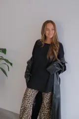 Buzo negro de viscosa, de corte amplio y mangas largas.