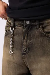 Bermuda de jean celeste, corte baggy, con lavado vintage y bolsillos laterales.