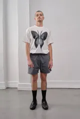 Short unisex gris con cordón ajustable en la cintura.