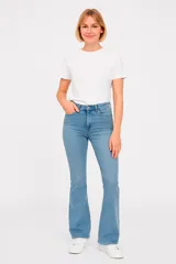 Pantalón de jean celeste de corte oxford y tiro alto.