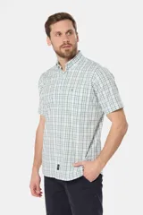 Camisa de manga corta con estampado a cuadros en tonos verde y blanco. Confeccionada en algodón. Hecho en Uruguay.