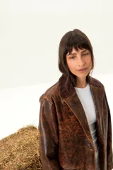 Blazer de cuero vacuno color cognac con cuello de gamuza color chocolate, corte clásico y solapas con muesca.