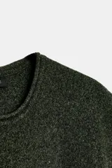 Vestido largo de punto color verde oscuro, con cuello redondo, manga corta y bajo en evasé.