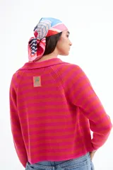 Cardigan tejido de punto a rayas horizontales fucsia y naranja, con cuello tipo polo y mangas largas.