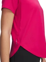 Remera deportiva blanca de manga corta con cuello redondo y calce holgado.