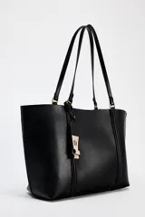 Bolso negro tipo shopper con asa de hombro, detalle de colgador y bolsillo interior maxi. Cierre mediante imán.