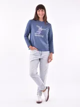 Remera blanca de manga larga con cuello redondo y estampado frontal con la frase "All my love darling" en color celeste.