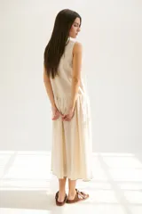 Vestido midi azul marino, de corte suelto, con escote en V y breteles anchos.