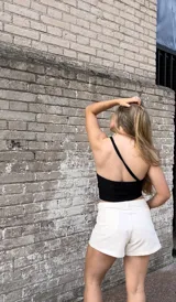 Top negro de lurex con un solo tirante y aro metálico.