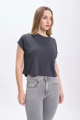 Camiseta gris oscuro de modal con mangas cortas y cuello redondo.