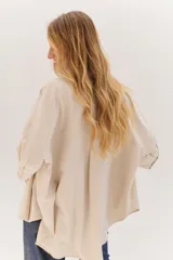 Sobrecamisa celeste de corte recto, con cuello mao, mangas 3/4 con puños y cierre frontal con botones. Tiene dos bolsillos de parche en el pecho.