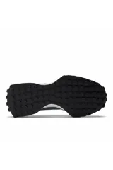 Championes New Balance 327, color celeste con detalles en beige y blanco.