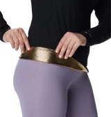 Remera de manga larga Columbia para mujer, color negro, con cuello redondo y ajuste ceñido. Presenta un patrón texturizado sutil en la tela y el logo de Columbia en el pecho.