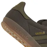 Championes Adidas Gazelle Indoor color marrón con detalles en marrón oscuro y suela de goma color caramelo.