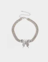 Gargantilla con triple hilera de strass rosa y dije de mariposa plateada con strass.
