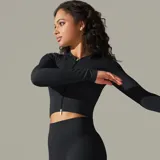 Campera negra de lycra acanalada con cierre frontal y mangas largas.