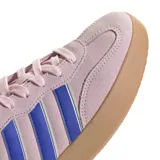 Championes Adidas Bareeda W, color rosa con detalles en azul y suela marrón.