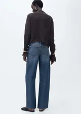Pantalón de jean azul de corte recto, tiro alto y cinco bolsillos.