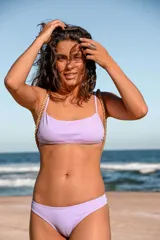 Bikini de lycra color lila con textura acanalada, corte clásico y tiras finas.
