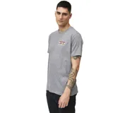 Remera gris con estampado en el pecho con la palabra "RIVER".