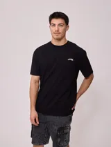Remera negra de hombre marca Rusty, corte regular fit, con estampado en la espalda con el logo de la marca y el año de fundación. Confeccionada en algodón lavado.