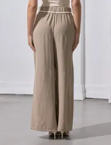 Pantalón palazzo color beige, marca Dictionary, con pretina ancha elastizada, pasadores y cinto de cordón.