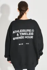 Buzo oversize negro de frisa con cuello redondo, hombros caídos, bolsillos delanteros y estampa serigráfica en delantero y espalda.