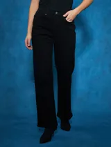 Jean negro de tiro alto y corte recto, confeccionado en denim.