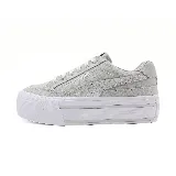 Zapatillas urbanas Puma Court Classic Vulc FS Platform para mujer, color gris claro, con cordones blancos, franja lateral característica de la marca y suela de plataforma blanca.