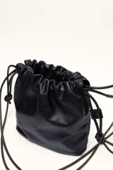 Bandolera negra de cuero ovino con fruncido superior y correa ajustable.